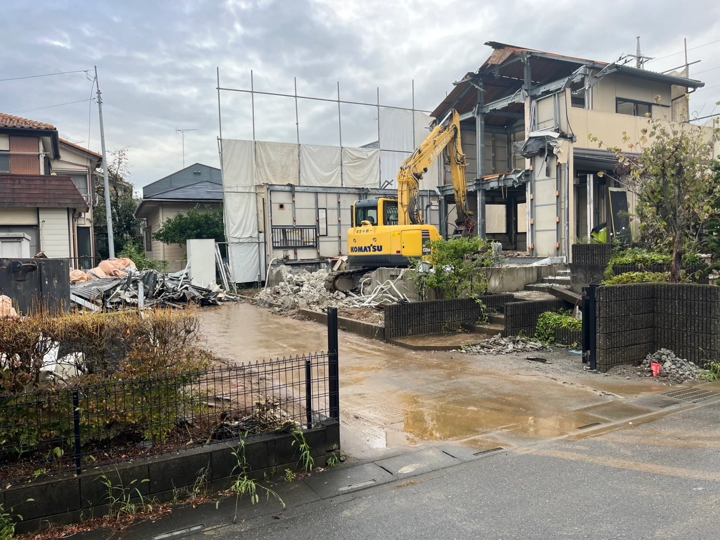 重機で建物を解体する現場