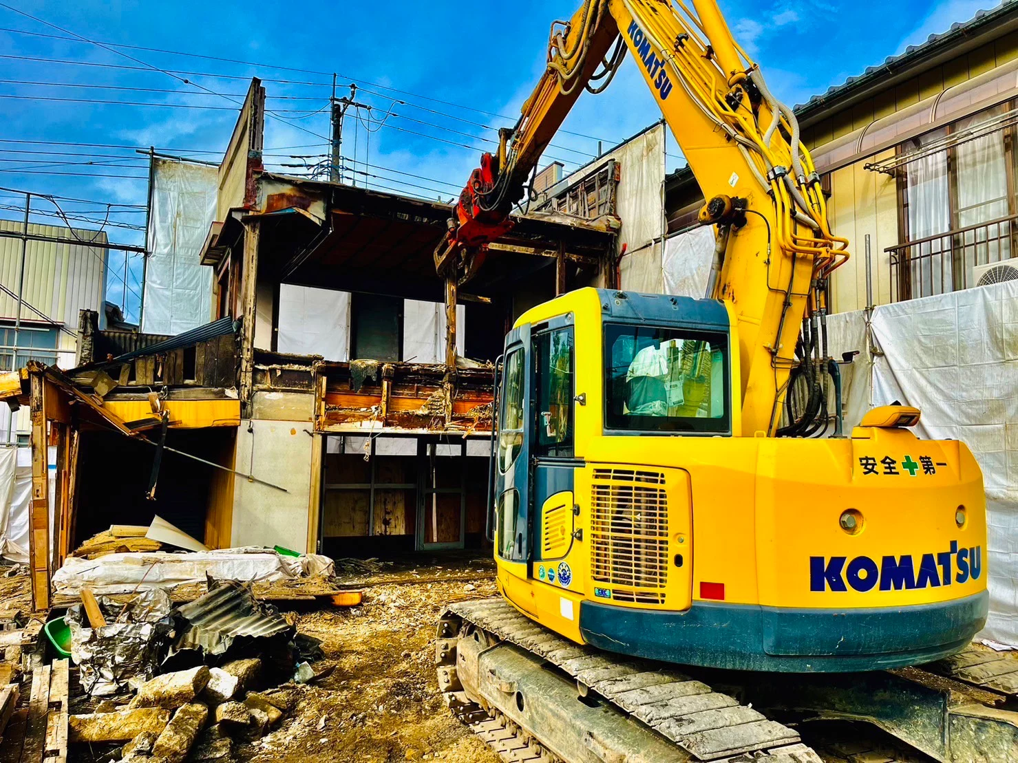 木造建物を解体する重機