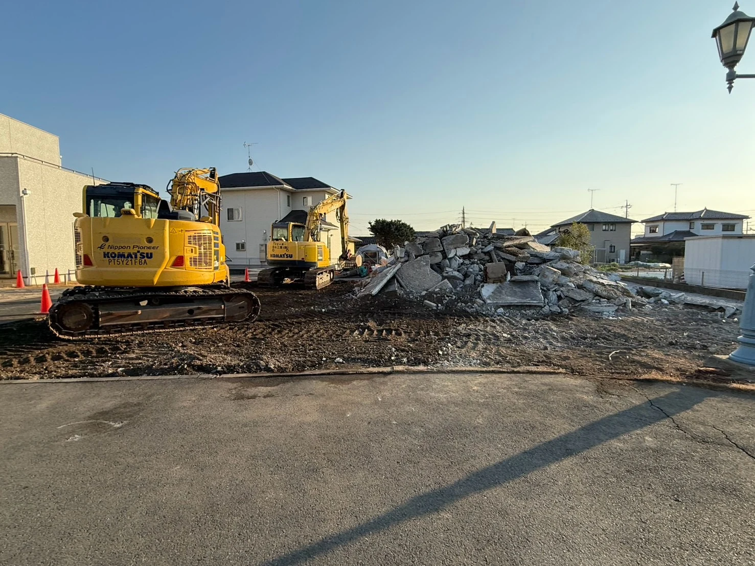 2台の重機と解体後の現場