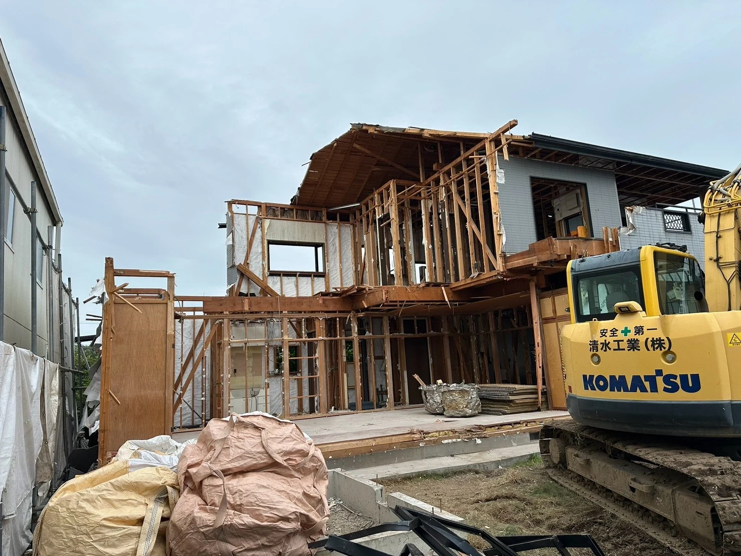 建物の構造が見える解体作業中の現場